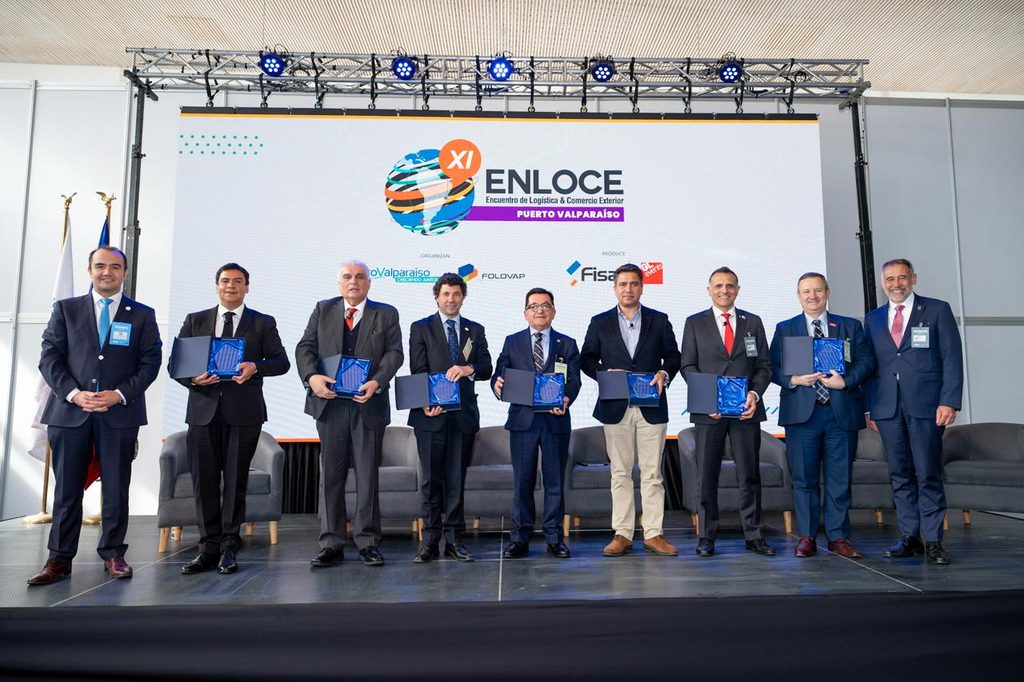 Ejecutivos de Indra Group en el evento ENLOCE 2026 presentando soluciones tecnológicas para la gestión portuaria inteligente.