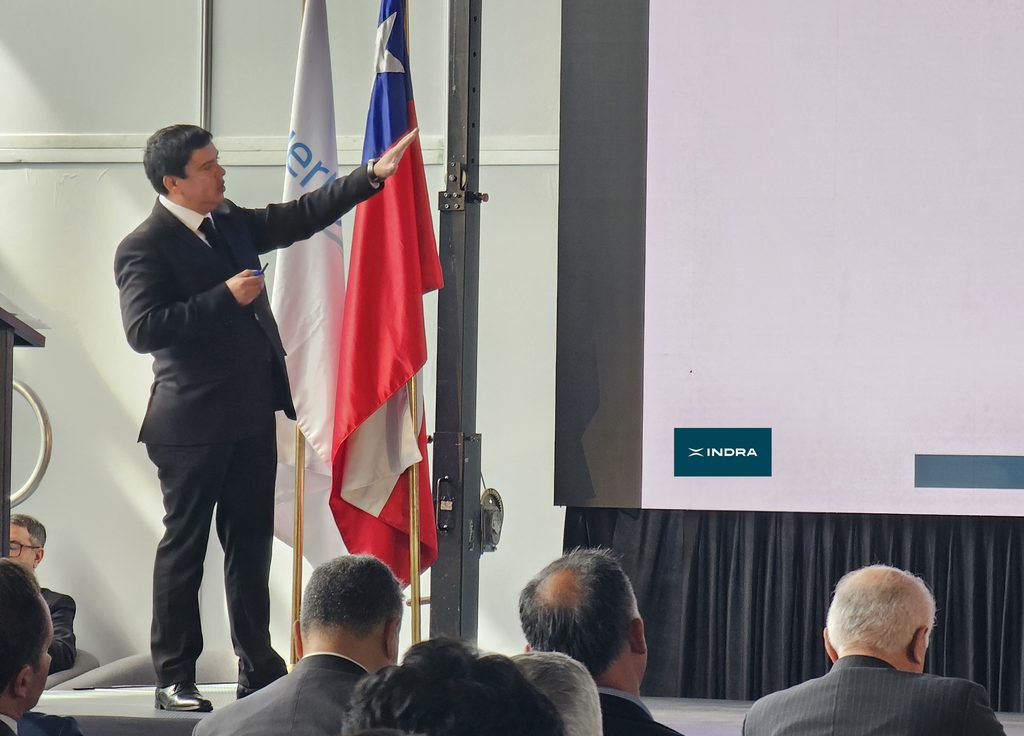 Ejecutivos de Indra Group en el evento ENLOCE 2026 presentando soluciones tecnológicas para la gestión portuaria inteligente.