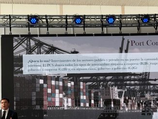 Ejecutivos de Indra Group en el evento ENLOCE 2026 presentando soluciones tecnológicas para la gestión portuaria inteligente.