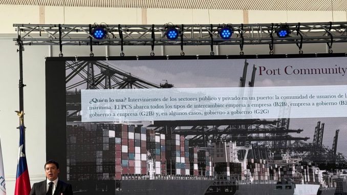 Ejecutivos de Indra Group en el evento ENLOCE 2026 presentando soluciones tecnológicas para la gestión portuaria inteligente.