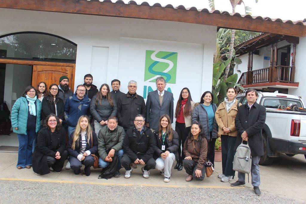Investigadores analizando muestras de frutillas y levaduras en laboratorio de biotecnología