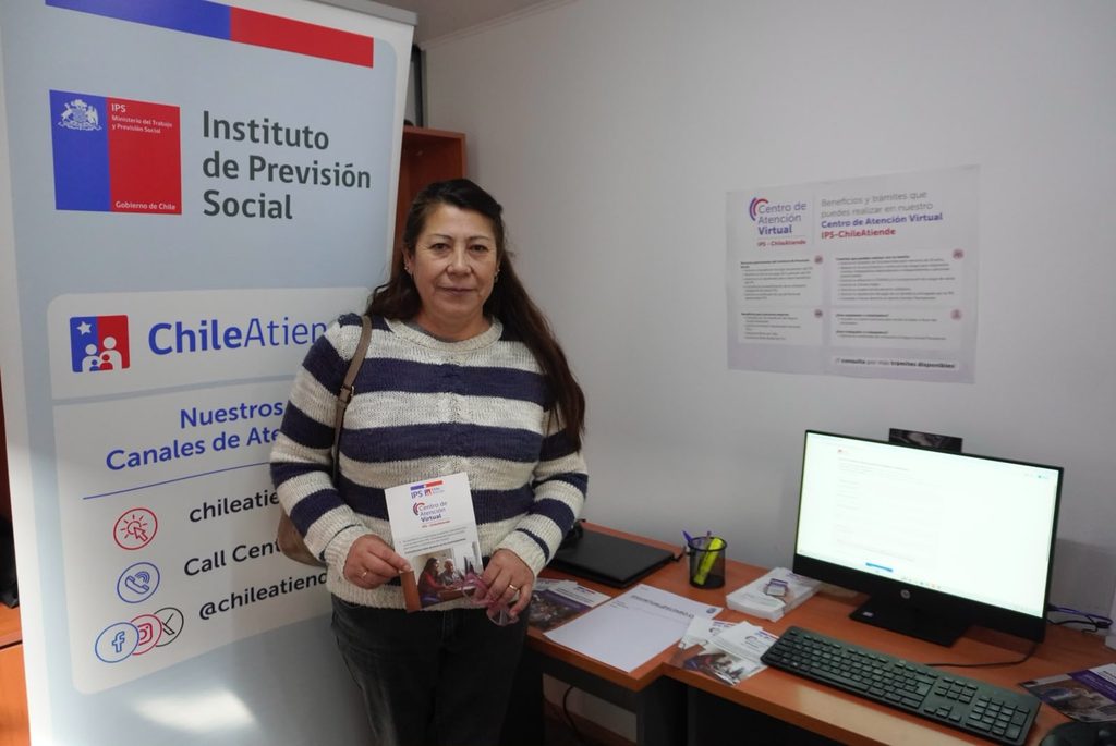 Autoridades locales junto a representantes del IPS ChileAtiende inaugurando el nuevo centro virtual en El Tabo