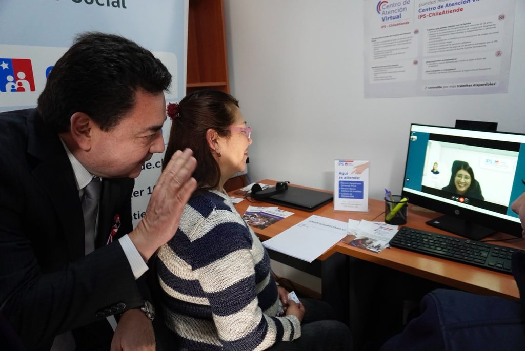 Autoridades locales junto a representantes del IPS ChileAtiende inaugurando el nuevo centro virtual en El Tabo