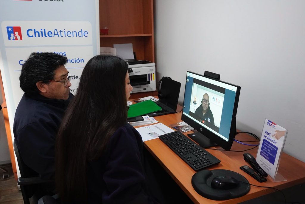 Autoridades locales junto a representantes del IPS ChileAtiende inaugurando el nuevo centro virtual en El Tabo