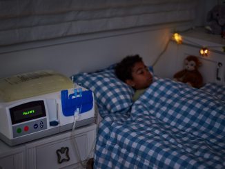 Paciente realizándose una sesión de diálisis peritoneal en su hogar