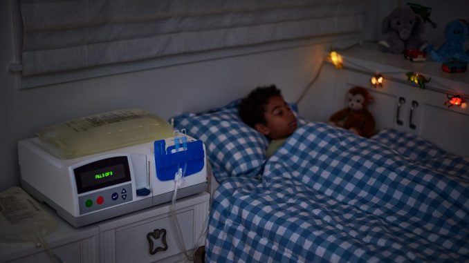 Paciente realizándose una sesión de diálisis peritoneal en su hogar