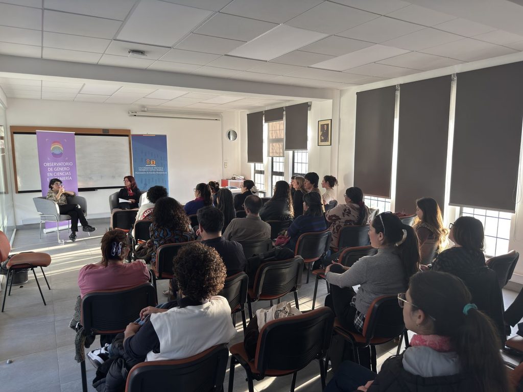 Escritora Alia Trabucco Zerán durante el conversatorio sobre literatura y género en la Universidad Técnica Federico Santa María