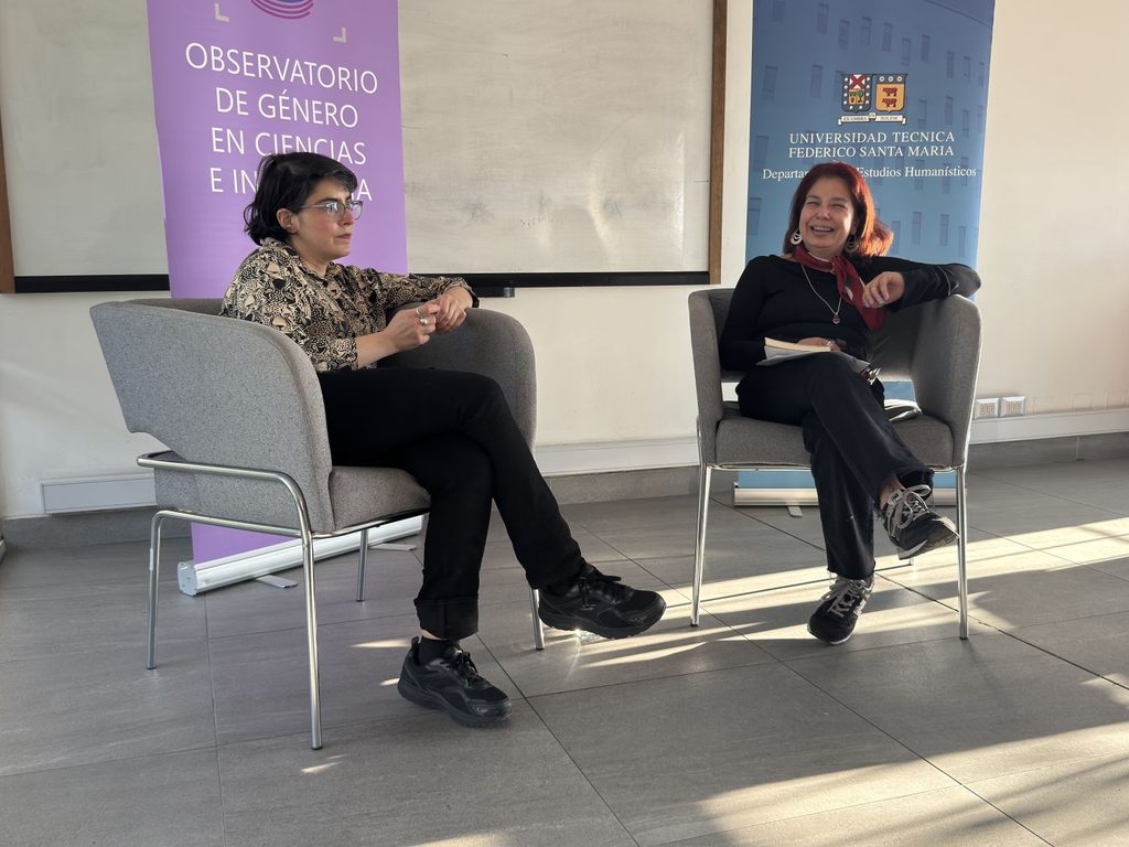 Escritora Alia Trabucco Zerán durante el conversatorio sobre literatura y género en la Universidad Técnica Federico Santa María