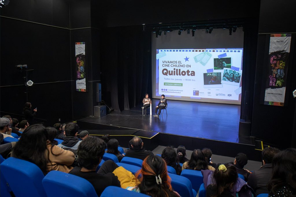 Cartel y escena de la película chilena La misteriosa mirada del flamenco en una sala de cine