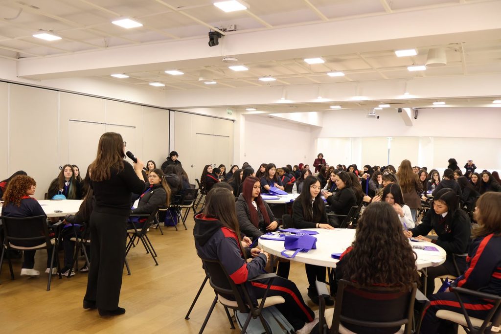 Estudiantes de zonas rurales participando en talleres científicos en el Campus Casa Central de la USM.
