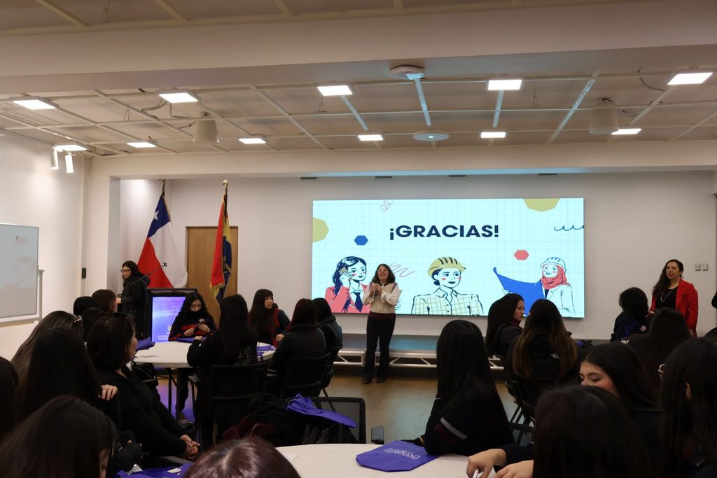 Estudiantes de zonas rurales participando en talleres científicos en el Campus Casa Central de la USM.