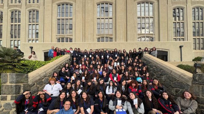 Estudiantes de zonas rurales participando en talleres científicos en el Campus Casa Central de la USM.