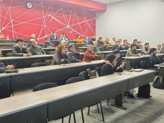 Apicultores del Maule visitan laboratorios de la Universidad Técnica Federico Santa María para conocer tecnologías apícolas.