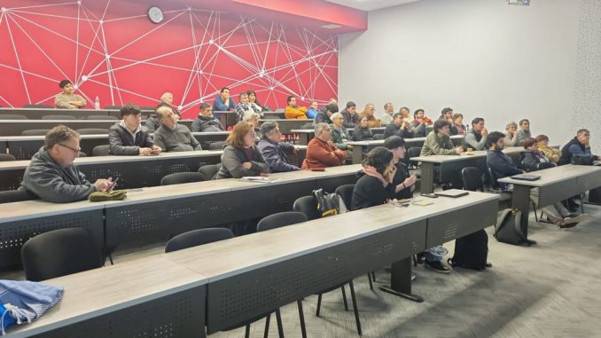 Apicultores del Maule visitan laboratorios de la Universidad Técnica Federico Santa María para conocer tecnologías apícolas.