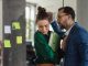 Documentos legales de denuncia bajo la Ley Karin en una oficina de la Dirección del Trabajo