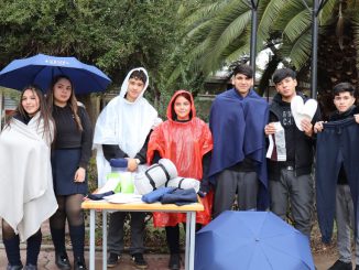 Estudiantes de liceos Red SOFOFA utilizando kits de lluvia para asistir a clases durante días de precipitaciones.