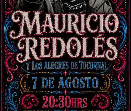 Mauricio Redolés y su banda Los Alegres de Tocornal durante una presentación en vivo