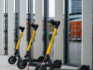 Usuario utilizando un scooter eléctrico compartido en una calle urbana de Santiago