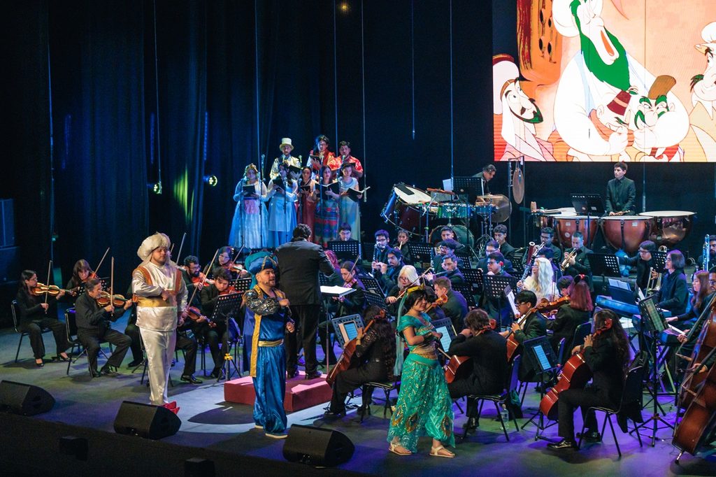 Integrantes de la Orquesta Filarmónica Antena recibiendo un reconocimiento en el Teatro Municipal de Viña del Mar