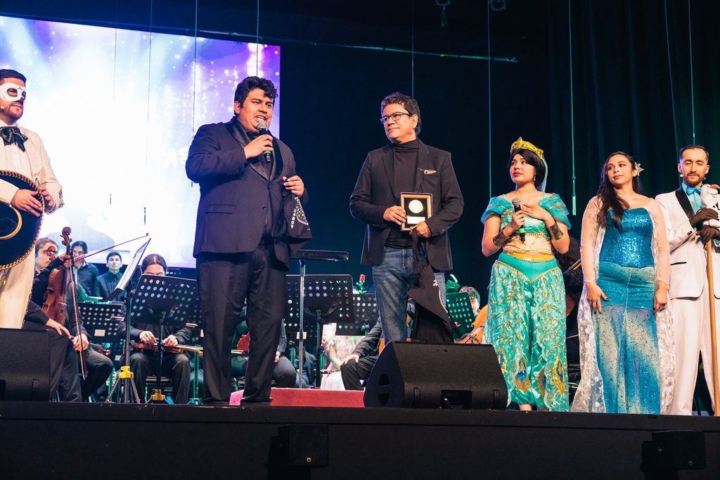 Integrantes de la Orquesta Filarmónica Antena recibiendo un reconocimiento en el Teatro Municipal de Viña del Mar
