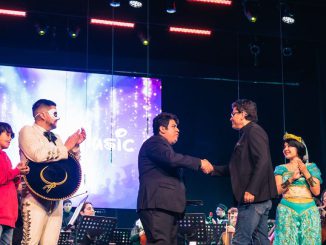 Integrantes de la Orquesta Filarmónica Antena recibiendo un reconocimiento en el Teatro Municipal de Viña del Mar