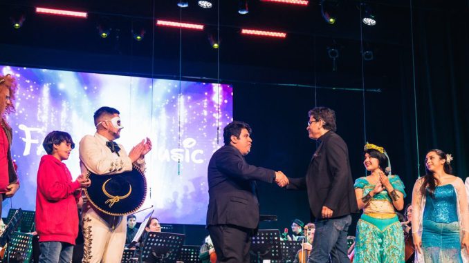 Integrantes de la Orquesta Filarmónica Antena recibiendo un reconocimiento en el Teatro Municipal de Viña del Mar