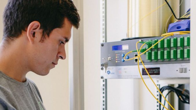 Campus de la Universidad Técnica Federico Santa María destacando su excelencia en investigación tecnológica.
