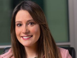 Estudiantes y profesionales en un entorno de entrenamiento tecnológico para la industria minera en Valparaíso
