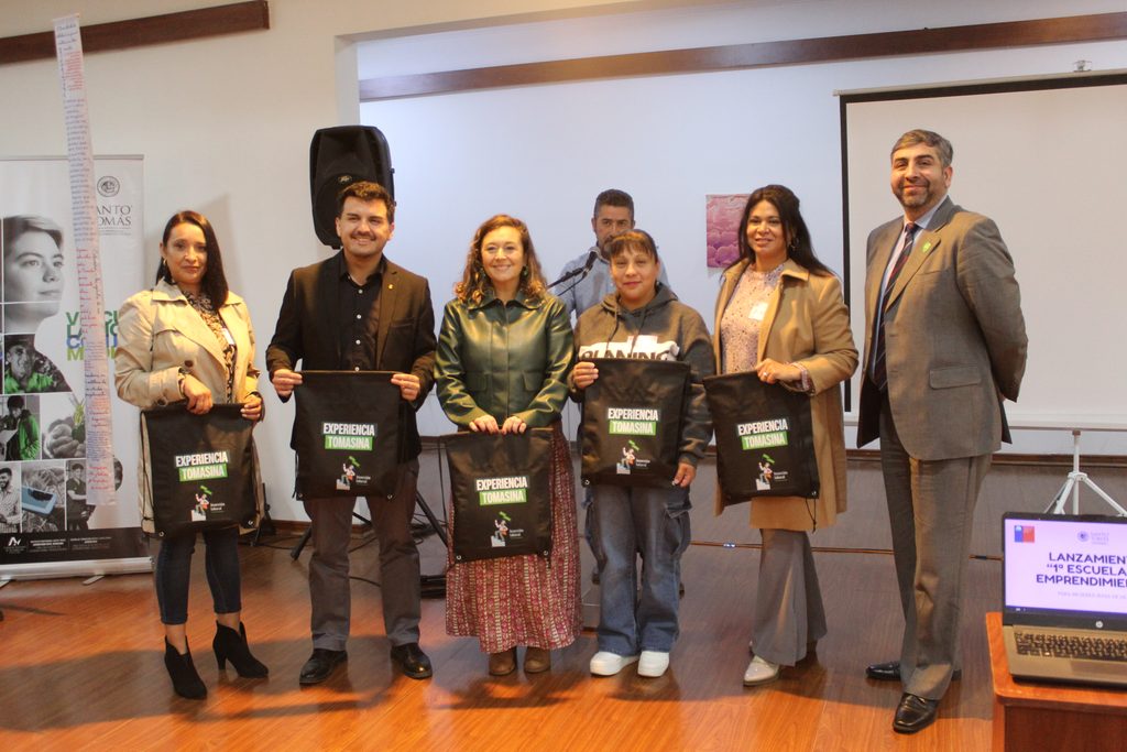 Mujeres de Villa Alemana participando en la Escuela de Emprendimiento de Santo Tomás Viña del Mar