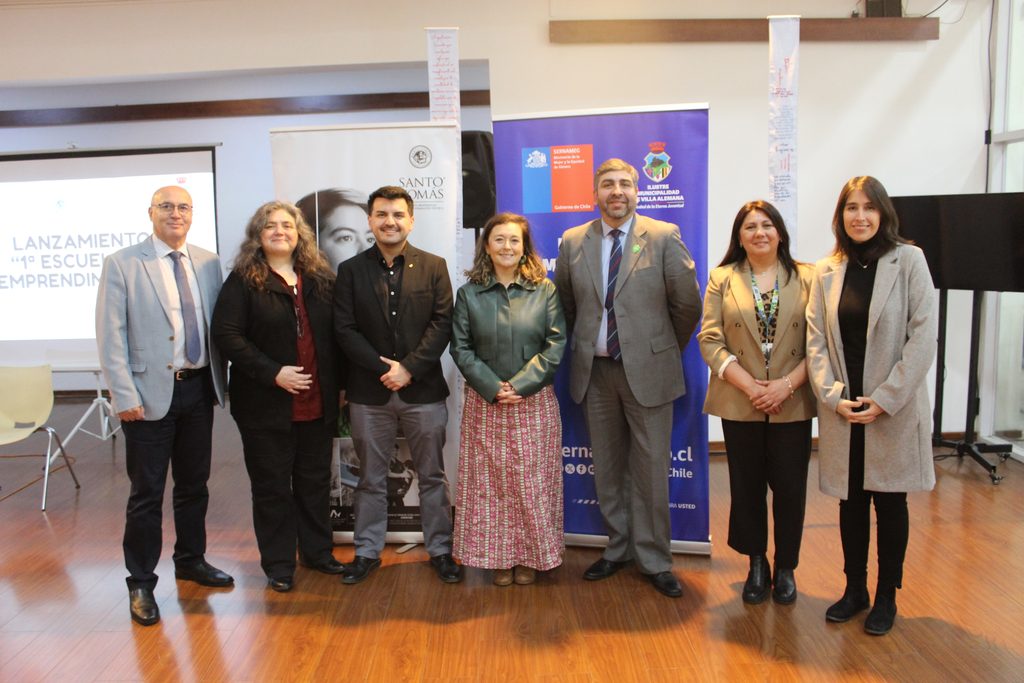 Mujeres de Villa Alemana participando en la Escuela de Emprendimiento de Santo Tomás Viña del Mar