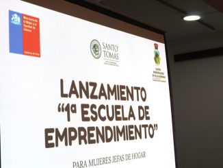Mujeres de Villa Alemana participando en la Escuela de Emprendimiento de Santo Tomás Viña del Mar