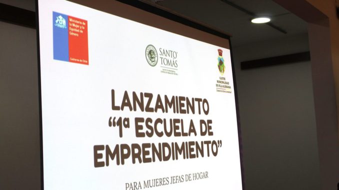 Mujeres de Villa Alemana participando en la Escuela de Emprendimiento de Santo Tomás Viña del Mar