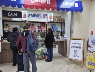 Fachada del nuevo local EMPORIO 18 en el centro de Valparaíso para beneficio de pensionados.