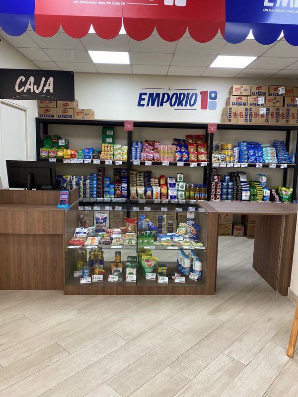 Fachada del nuevo local EMPORIO 18 en el centro de Valparaíso para beneficio de pensionados.
