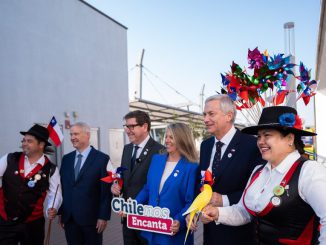Autoridades chilenas lanzan la campaña turistica ChileNos Encanta en el Aeropuerto de Santiago