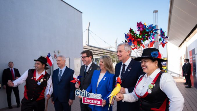 Autoridades chilenas lanzan la campaña turistica ChileNos Encanta en el Aeropuerto de Santiago