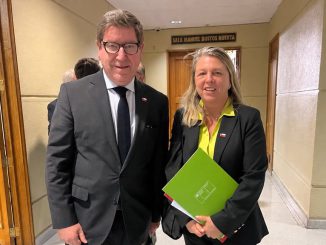 Diputados votando en la Comisión de Trabajo la aprobación del Estatuto Laboral para el sector turismo