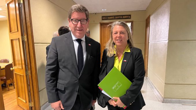 Diputados votando en la Comisión de Trabajo la aprobación del Estatuto Laboral para el sector turismo