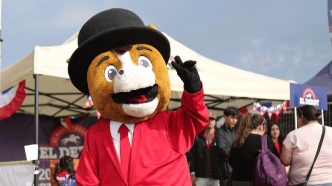 Don Derby, la nueva mascota oficial del Valparaíso Sporting Club presentada durante la Fiesta Criolla.