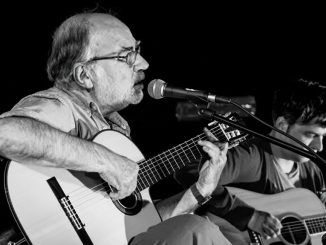 Eduardo Gatti actuando en concierto celebrando sus 59 años de carrera musical