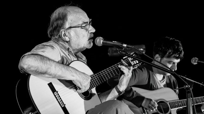Eduardo Gatti actuando en concierto celebrando sus 59 años de carrera musical