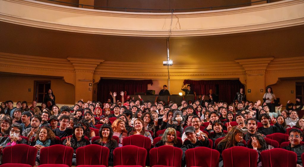 Proyección cinematográfica en formato de 16mm durante el Festival Internacional de Cine Recobrado de Valparaíso.