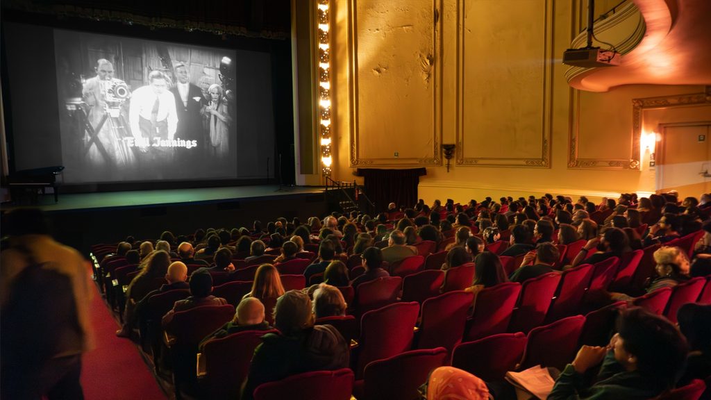 Proyección cinematográfica en formato de 16mm durante el Festival Internacional de Cine Recobrado de Valparaíso.