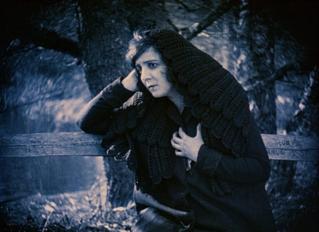 Proyección cinematográfica en formato de 16mm durante el Festival Internacional de Cine Recobrado de Valparaíso.
