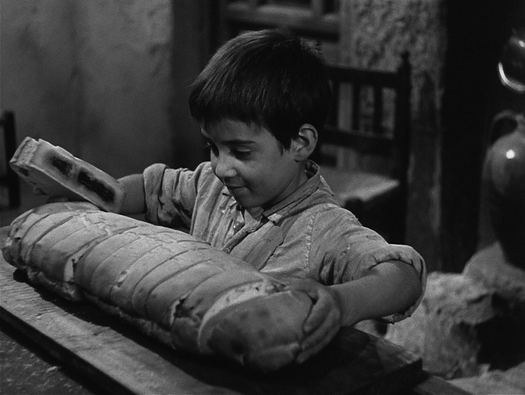 Proyección cinematográfica en formato de 16mm durante el Festival Internacional de Cine Recobrado de Valparaíso.