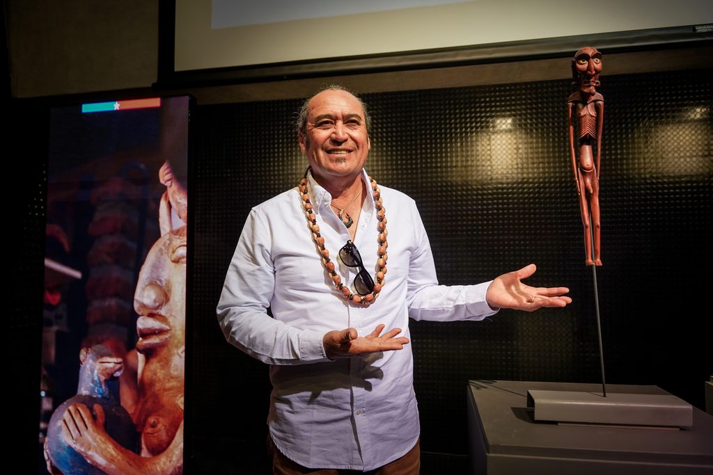 Tomas Tuki Tepano esculpiendo madera tradicional en Rapa Nui