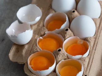 Huevos frescos en una cocina como fuente natural de vitamina D para combatir el déficit poblacional.