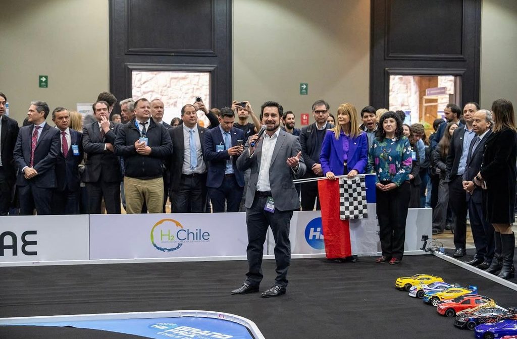 Estudiantes de liceos técnicos celebrando con sus prototipos de autos propulsados por hidrógeno verde tras ganar el H2 Grand Prix