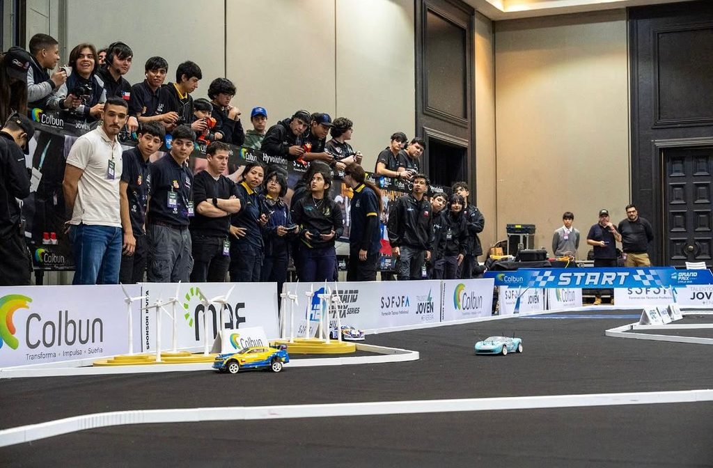 Estudiantes de liceos técnicos celebrando con sus prototipos de autos propulsados por hidrógeno verde tras ganar el H2 Grand Prix