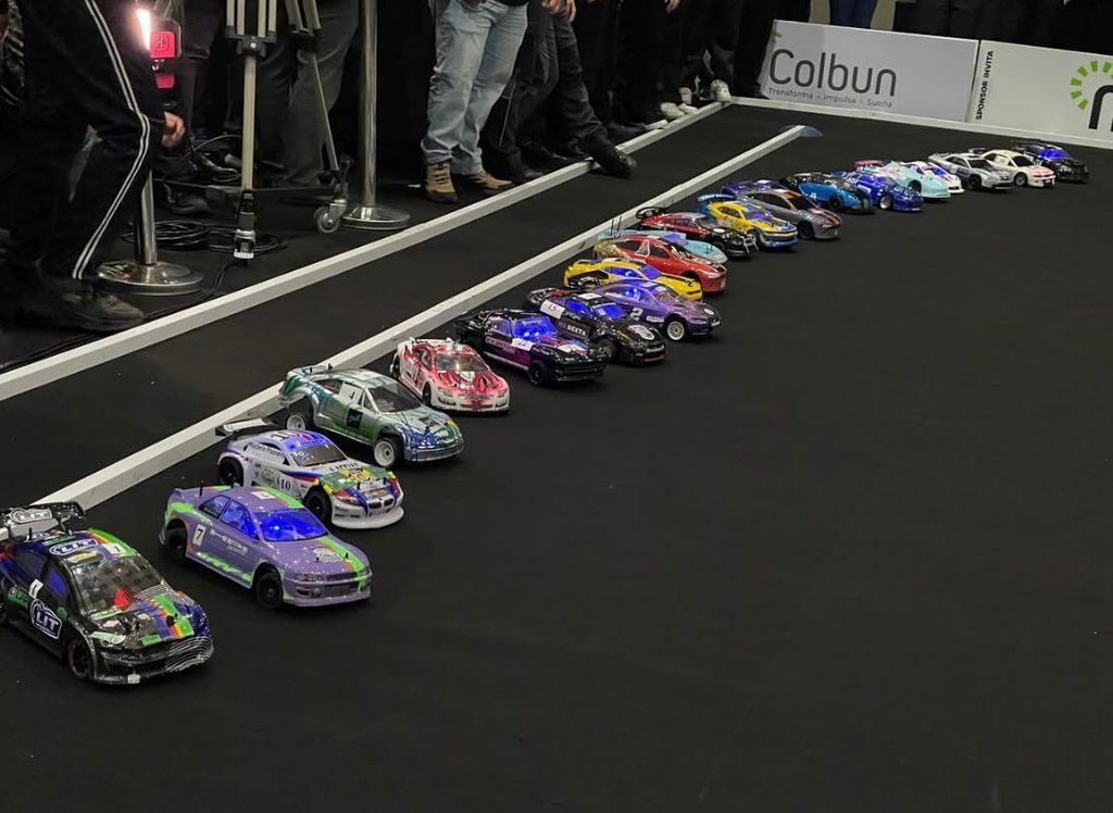 Estudiantes de liceos técnicos celebrando con sus prototipos de autos propulsados por hidrógeno verde tras ganar el H2 Grand Prix
